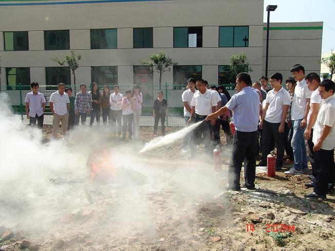 2012年9月14日公司在厂区空旷地带举行消防实战演练
