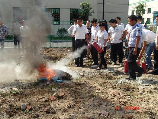 2012年9月14日公司在厂区空旷地带举行消防实战演练