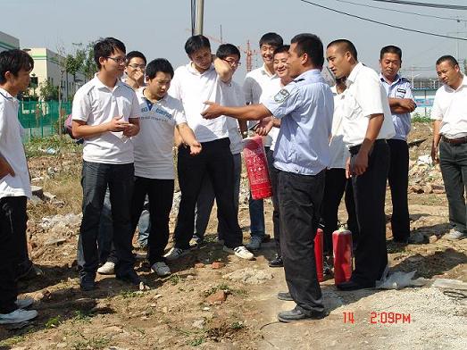 2012年9月14日公司在厂区空旷地带举行消防实战演练