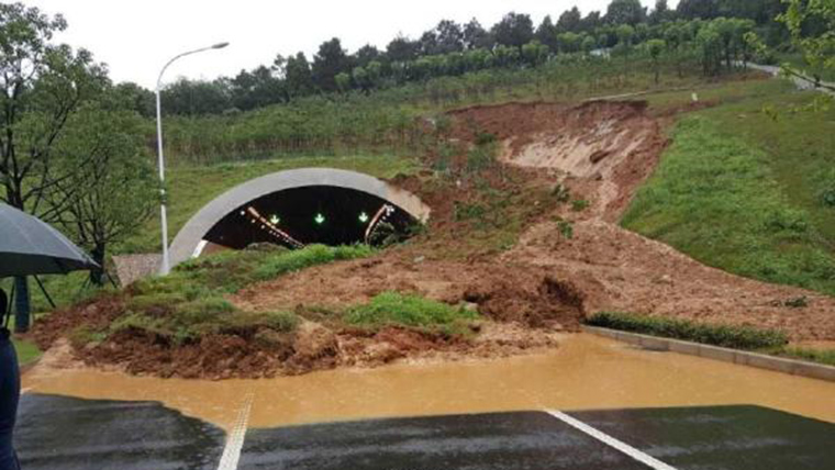 滂沱大雨中,驱车一千多公里去培训