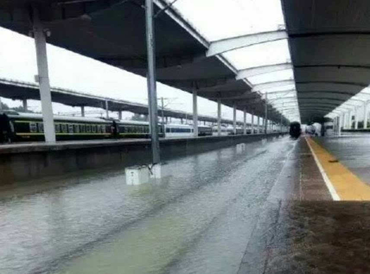 滂沱大雨中,驱车一千多公里去培训