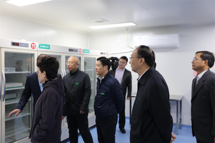 安徽省人大常委副主任沈素琍与亳州市委书记汪一光一行莅临东方帝维参观调研