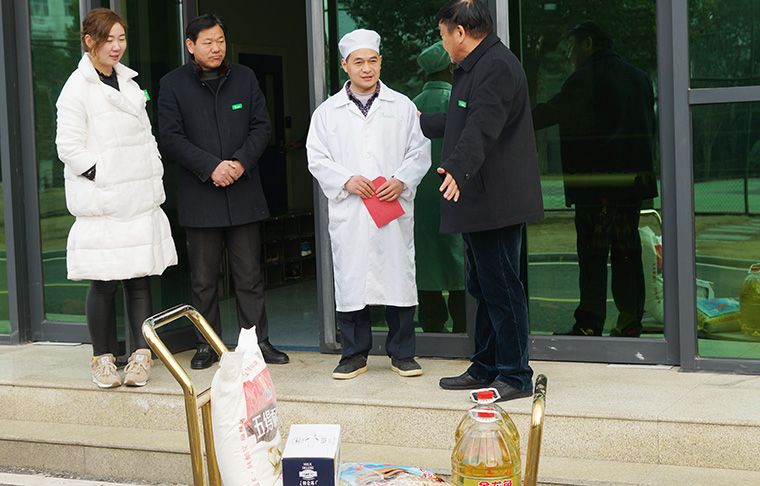 节日送温暖 关爱暖人心