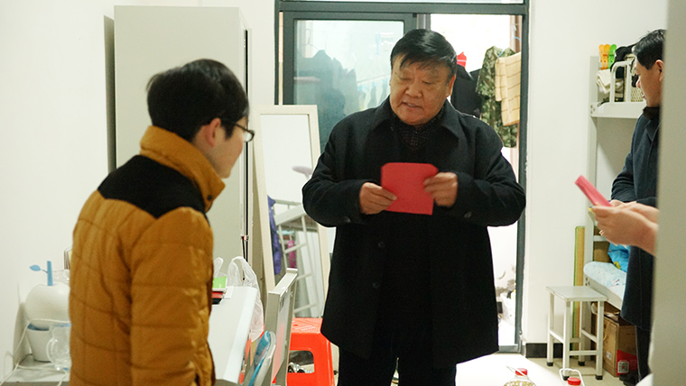 节日送温暖 关爱暖人心