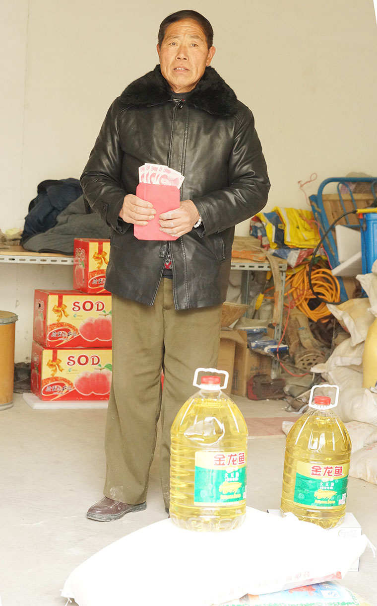 节日送温暖 关爱暖人心