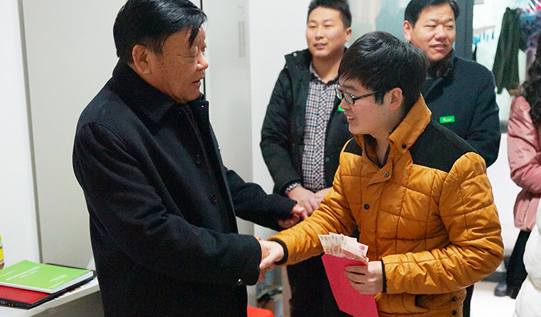 节日送温暖 关爱暖人心